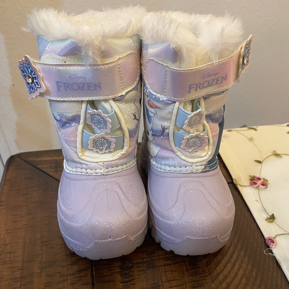 Disney Frozen girls snow light up boots.